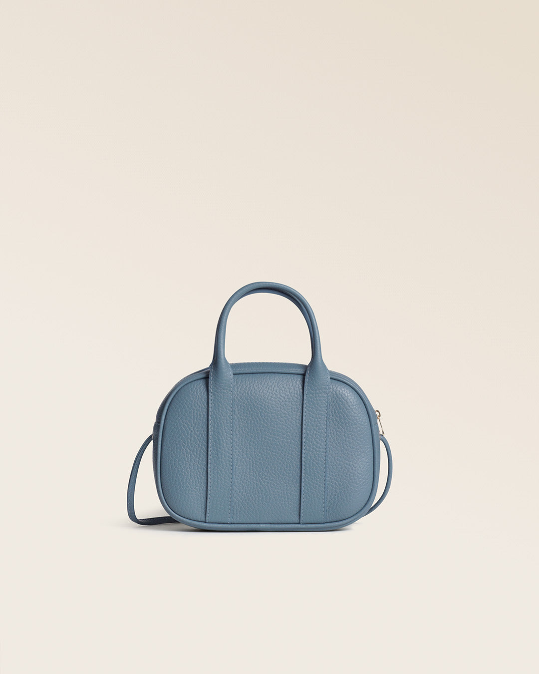 Notre sac Ciao Renouard en cuir façon vigogne bleu cobalt, vu de dos en studio.