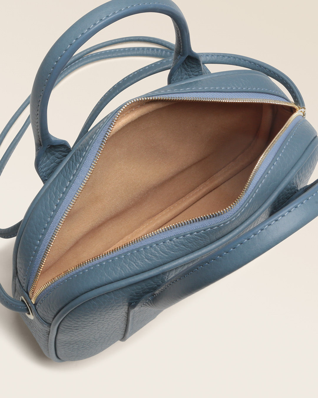 Notre sac Ciao Renouard en cuir façon vigogne bleu cobalt, vu de l'intérieur en studio.