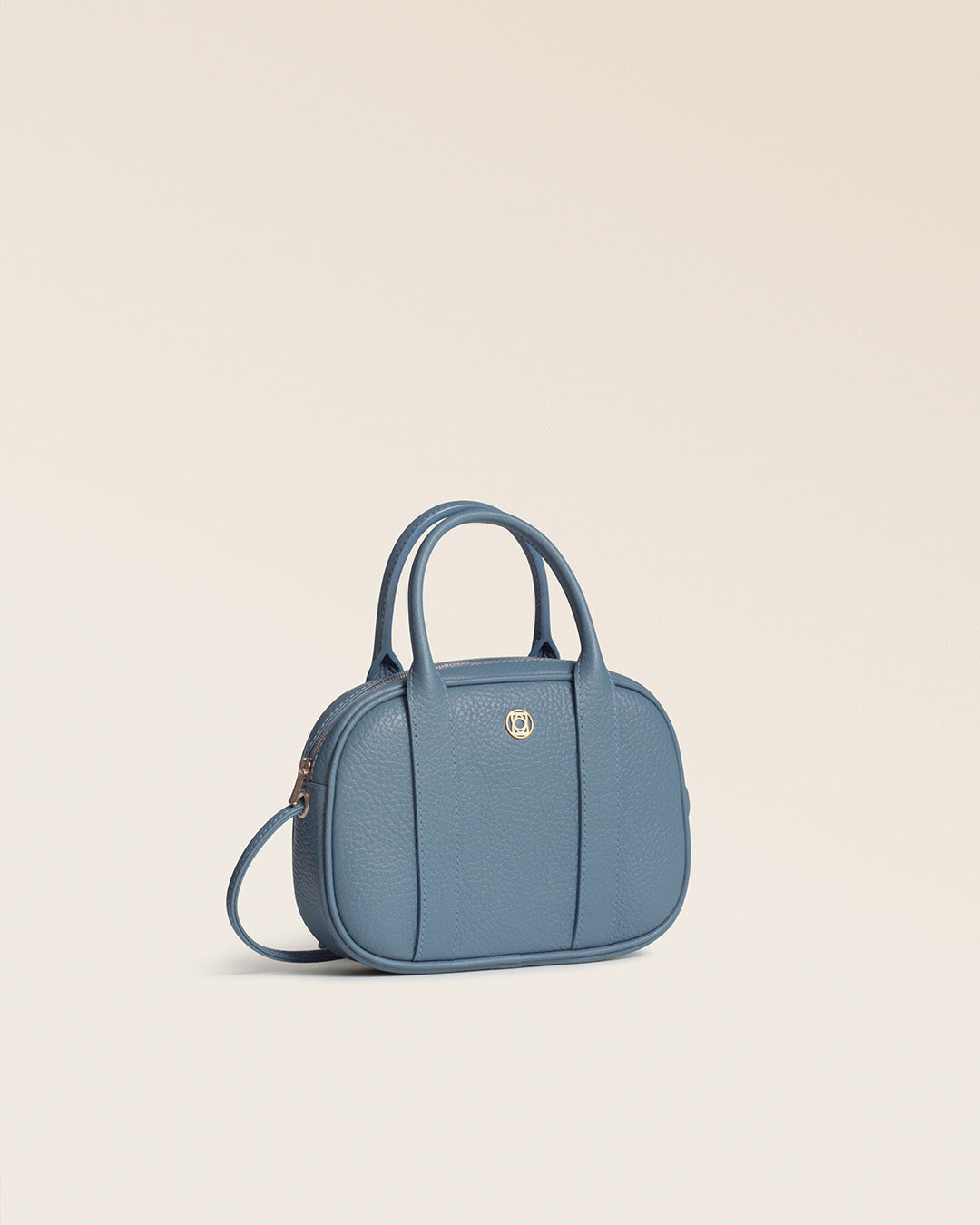 Notre sac Ciao Renouard en cuir façon vigogne bleu cobalt, vu de quart en studio.