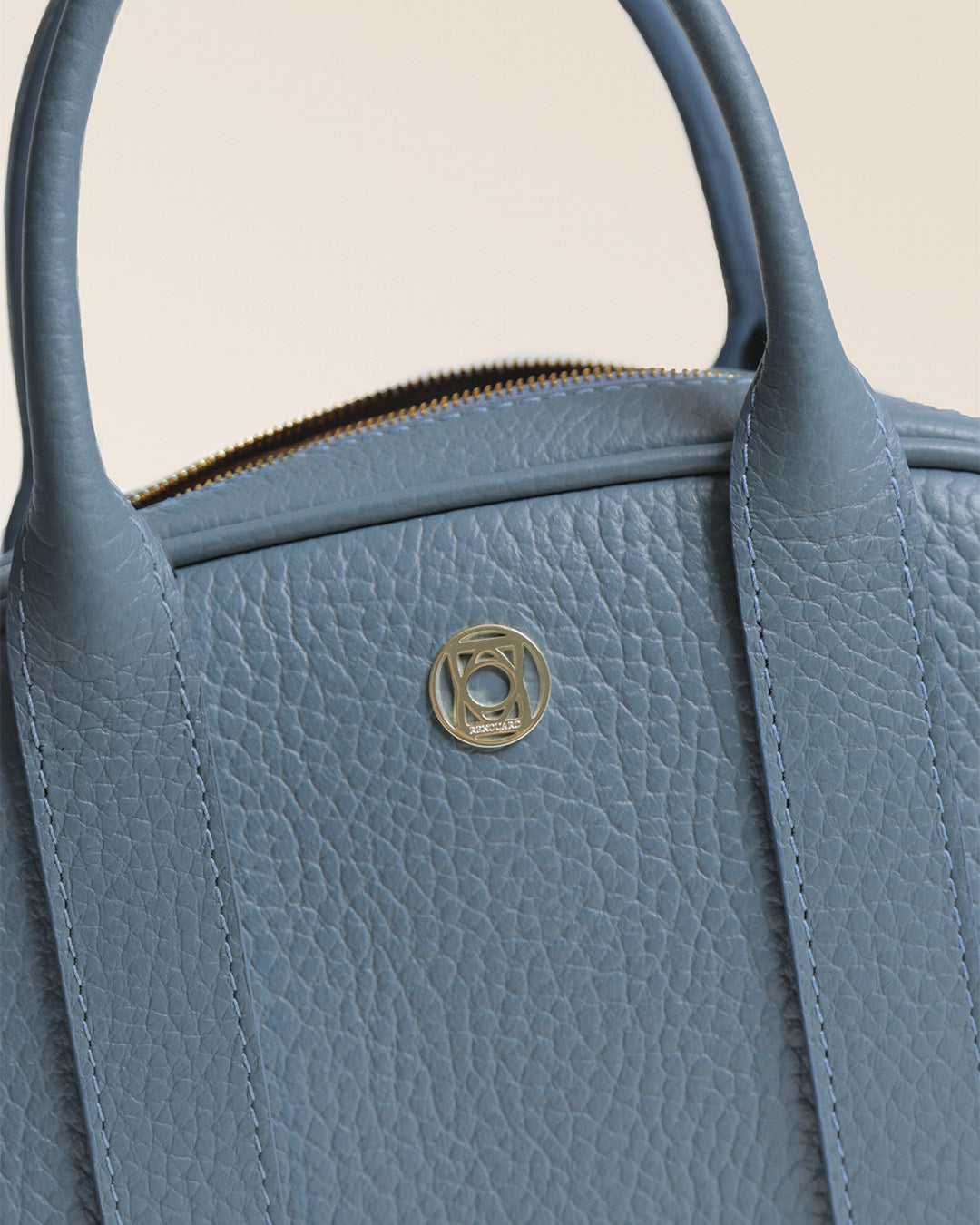 Notre sac Ciao Renouard en cuir façon vigogne bleu cobalt, vu de près en studio.