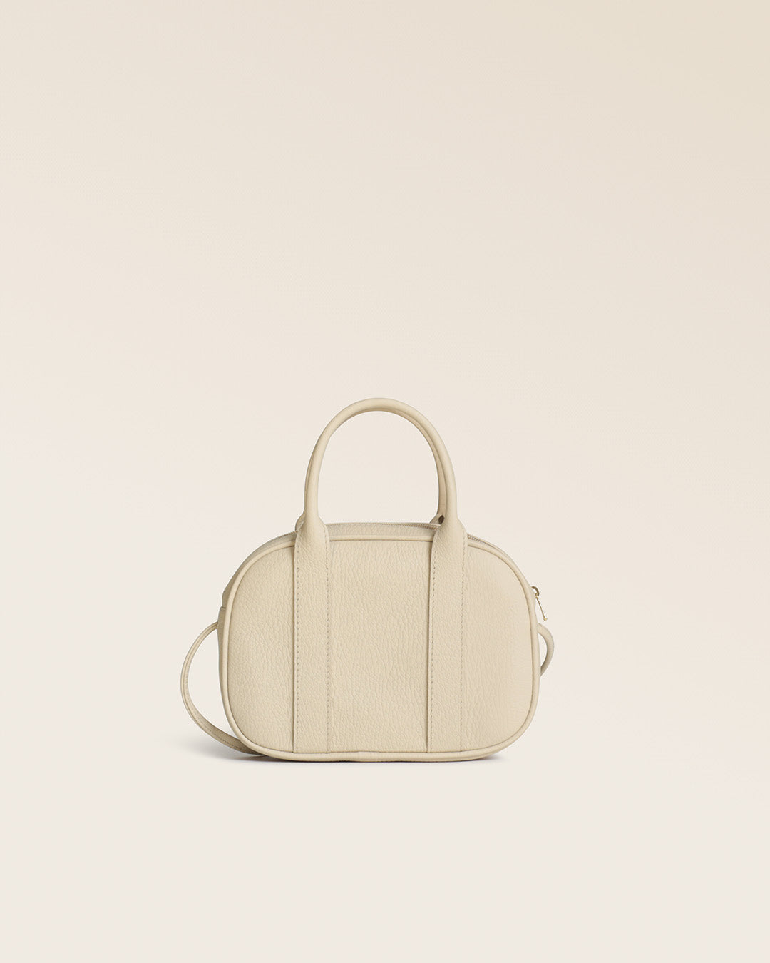 Notre sac Ciao Renouard en cuir façon vigogne crème, vu de dos en studio.