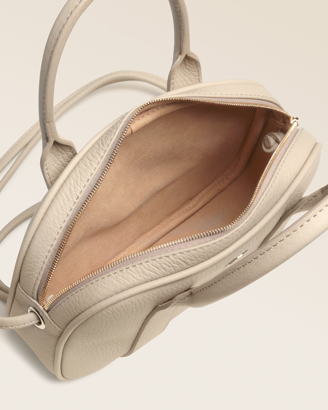 Notre sac Ciao Renouard en cuir façon vigogne crème, vu de l'intérieur en studio.