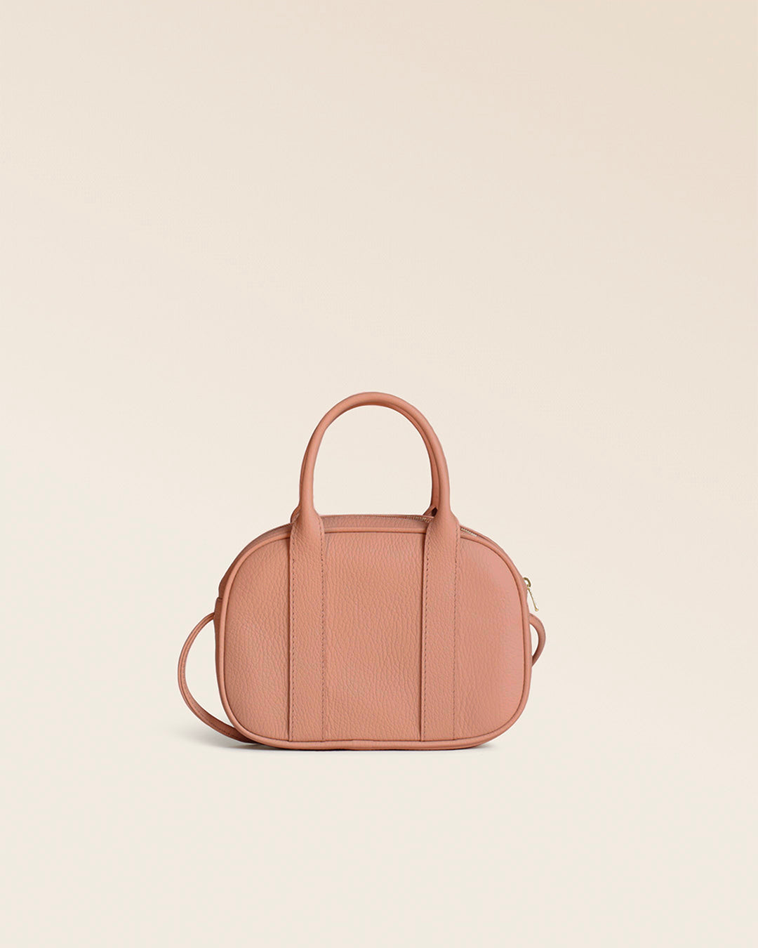 Notre sac Ciao Renouard en cuir façon vigogne pêche, vu de dos en studio.