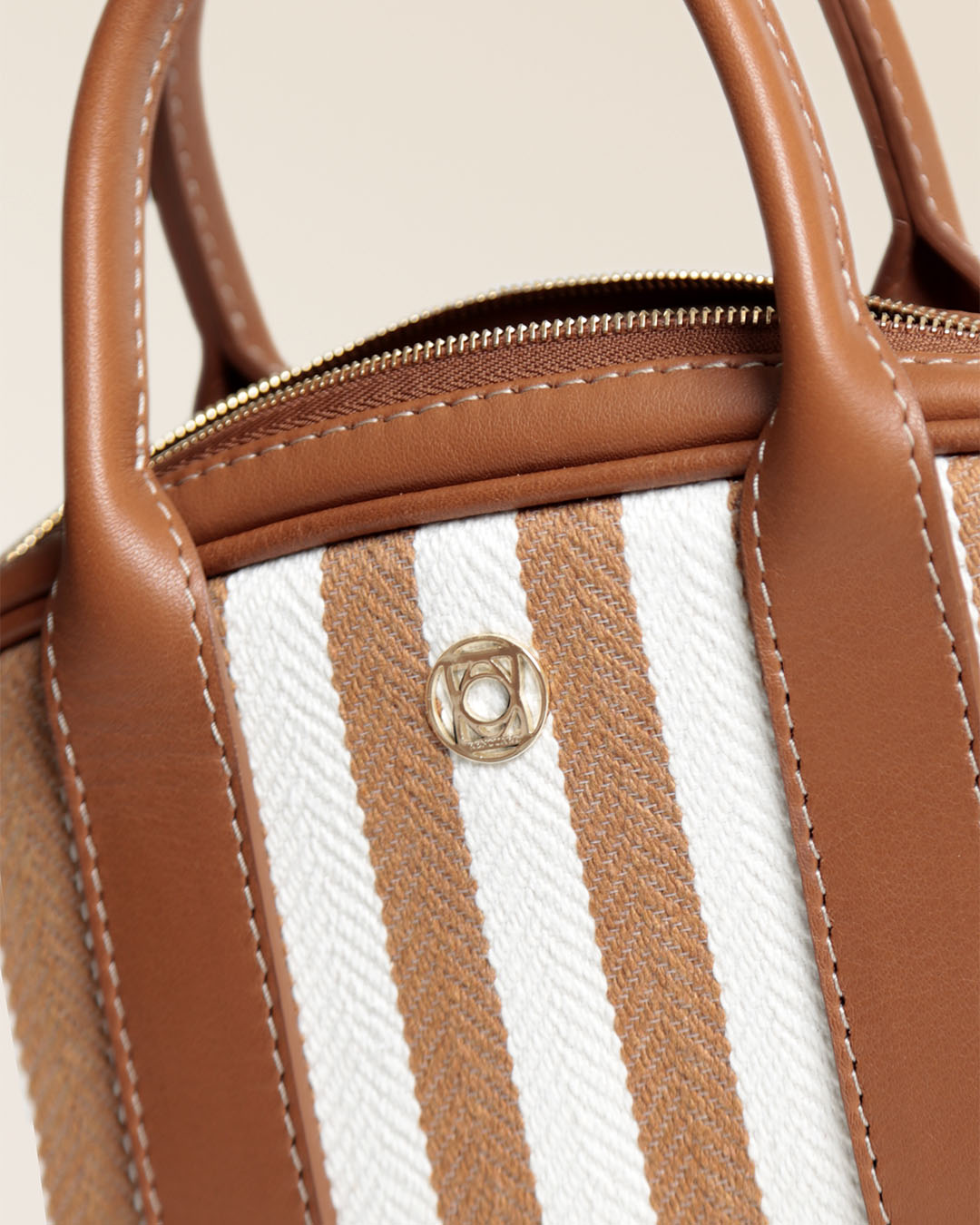 Notre sac Ciao Renouard en toile transat et cuir vintage camel, vu de près. 