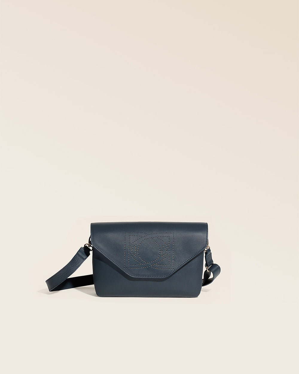 Notre sac Clothilde en cuir lisse marine vu de face en studio.