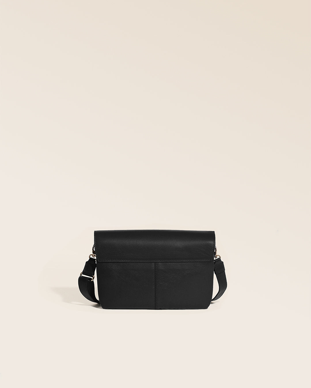 Notre sac Clothilde Renouard en cuir lisse noir, vu de dos en studio.