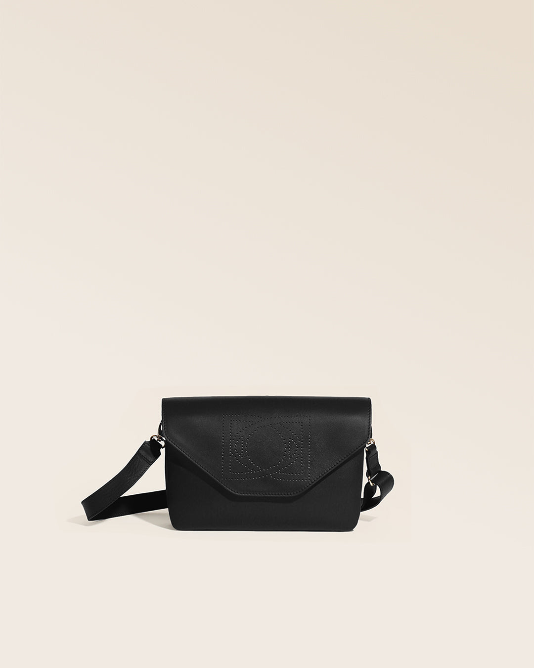 Notre sac Clothilde Renouard en cuir lisse noir, vu de face en studio.