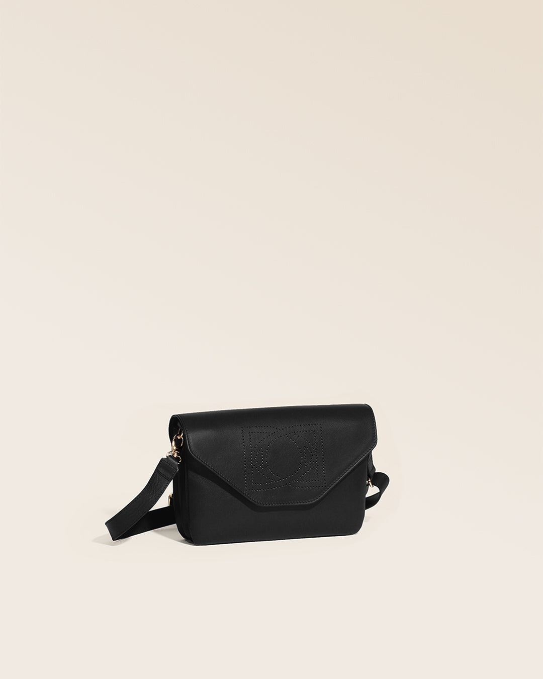 Notre sac Clothilde Renouard en cuir lisse noir, vu de quart en studio.