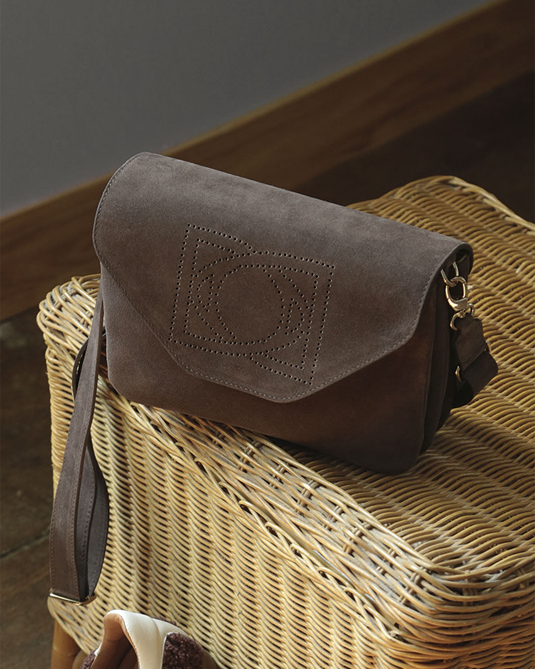 Notre sac Clothilde Renouard en cuir veau velours espresso, vu en ambiance.