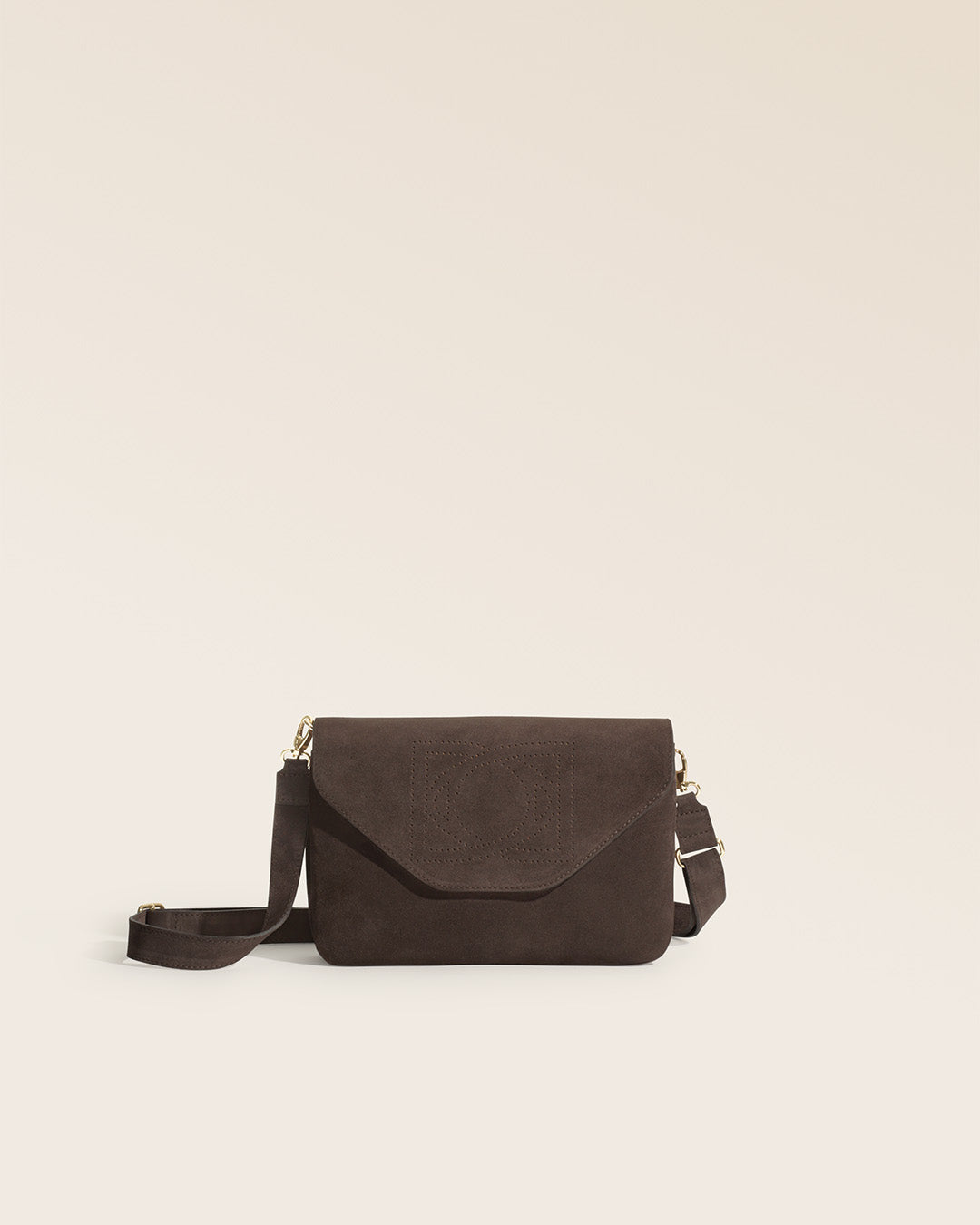 Notre sac Clothilde Renouard en cuir veau velours espresso, vu de face en studio.