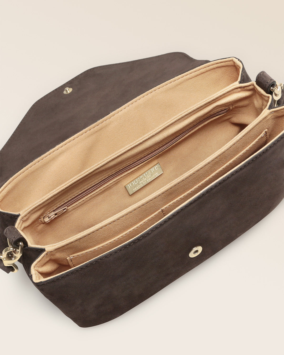 Notre sac Clothilde Renouard en cuir veau velours espresso, vu du dessus en studio.