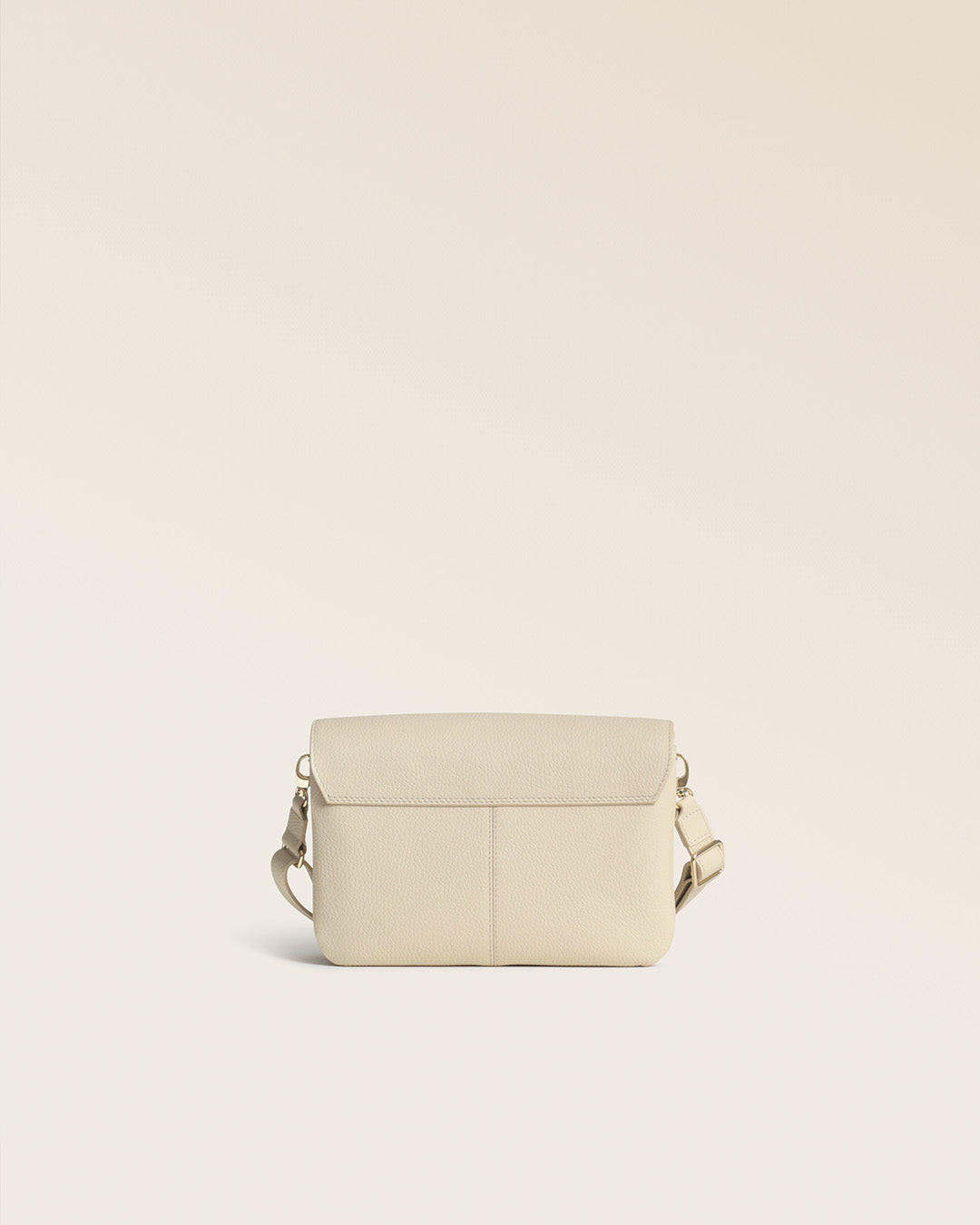 Notre sac Clothilde Renouard en cuir façon vigogne crème, vu de dos en studio.