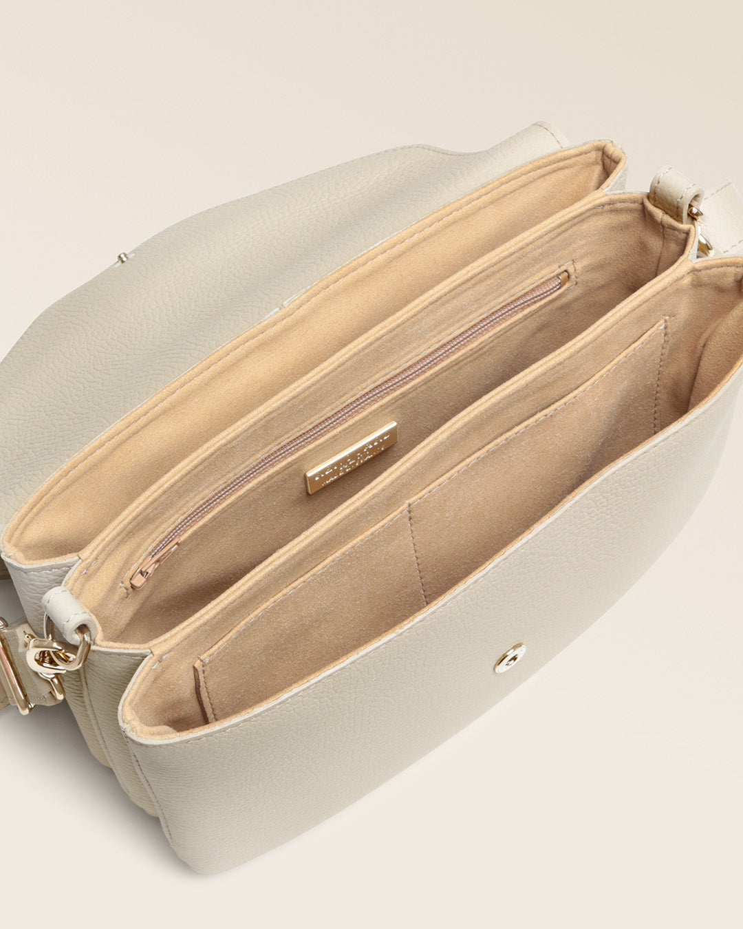 Notre sac Clothilde Renouard en cuir façon vigogne crème, vu de l'intérieur en studio.