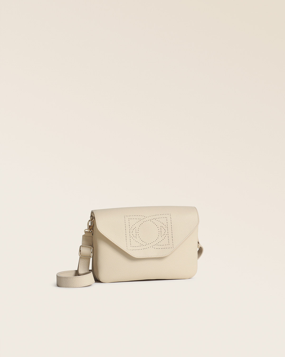 Notre sac Clothilde Renouard en cuir façon vigogne crème, vu de quart en studio.