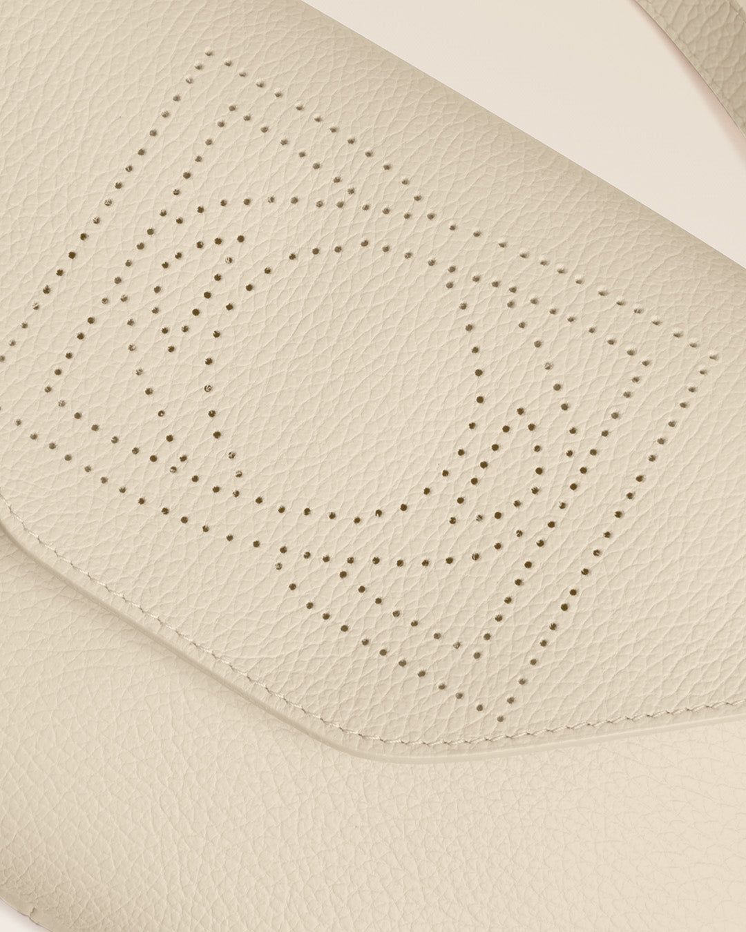 Notre sac Clothilde Renouard en cuir façon vigogne crème, vu de près en studio.