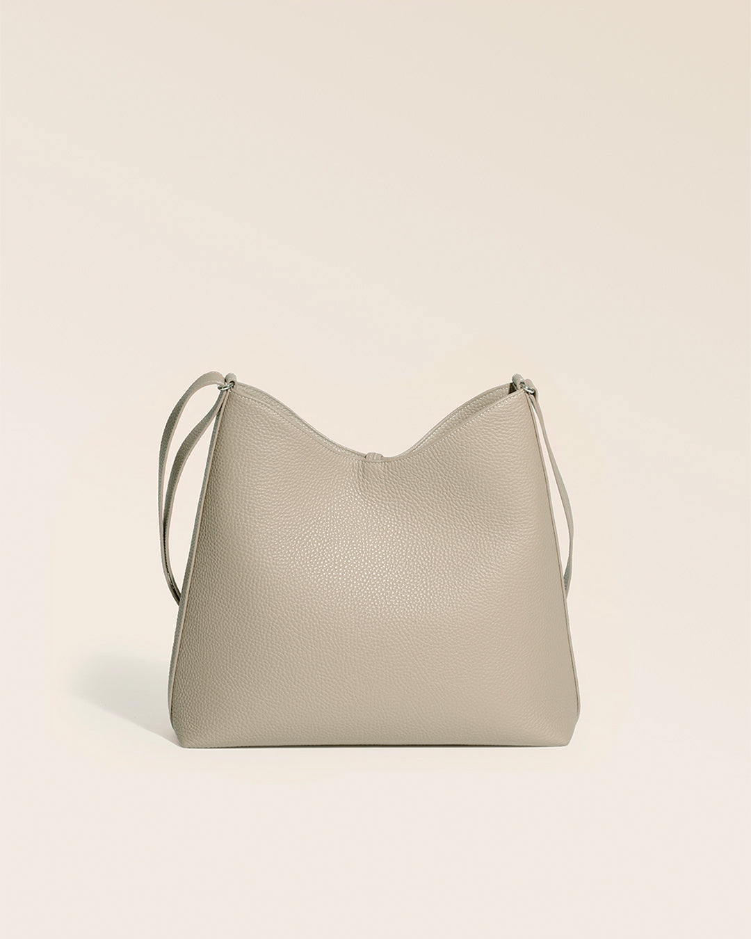Notre sac Cob Renouard en cuir façon vigogne corde, vu de dos en studio.