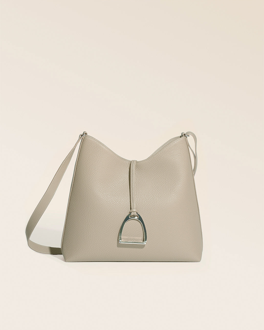 Notre sac Cob Renouard en cuir façon vigogne corde, vu de face en studio.