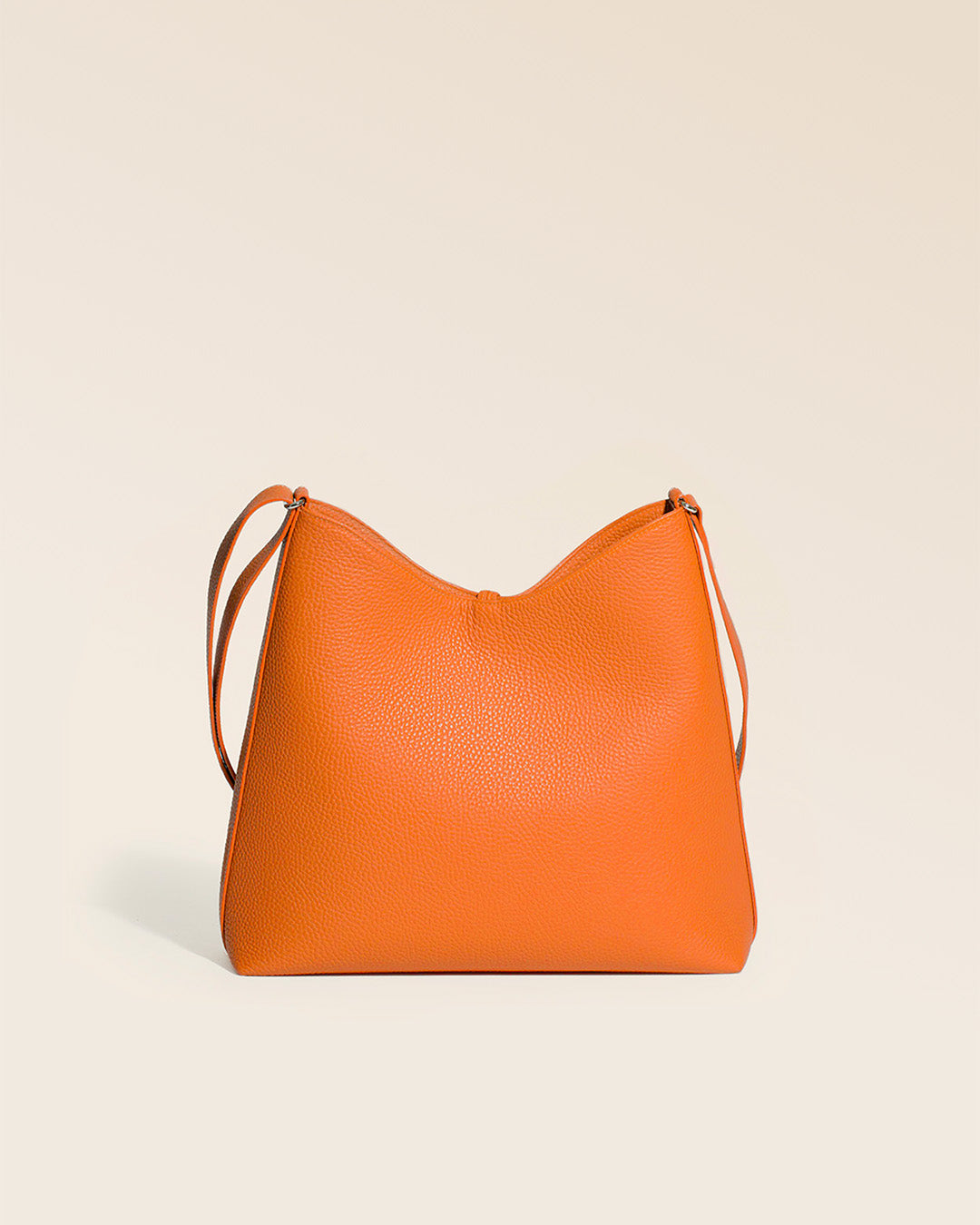 Notre sac Cob Renouard grand modèle en cuir façon vigogne orange vu de dos en studio.