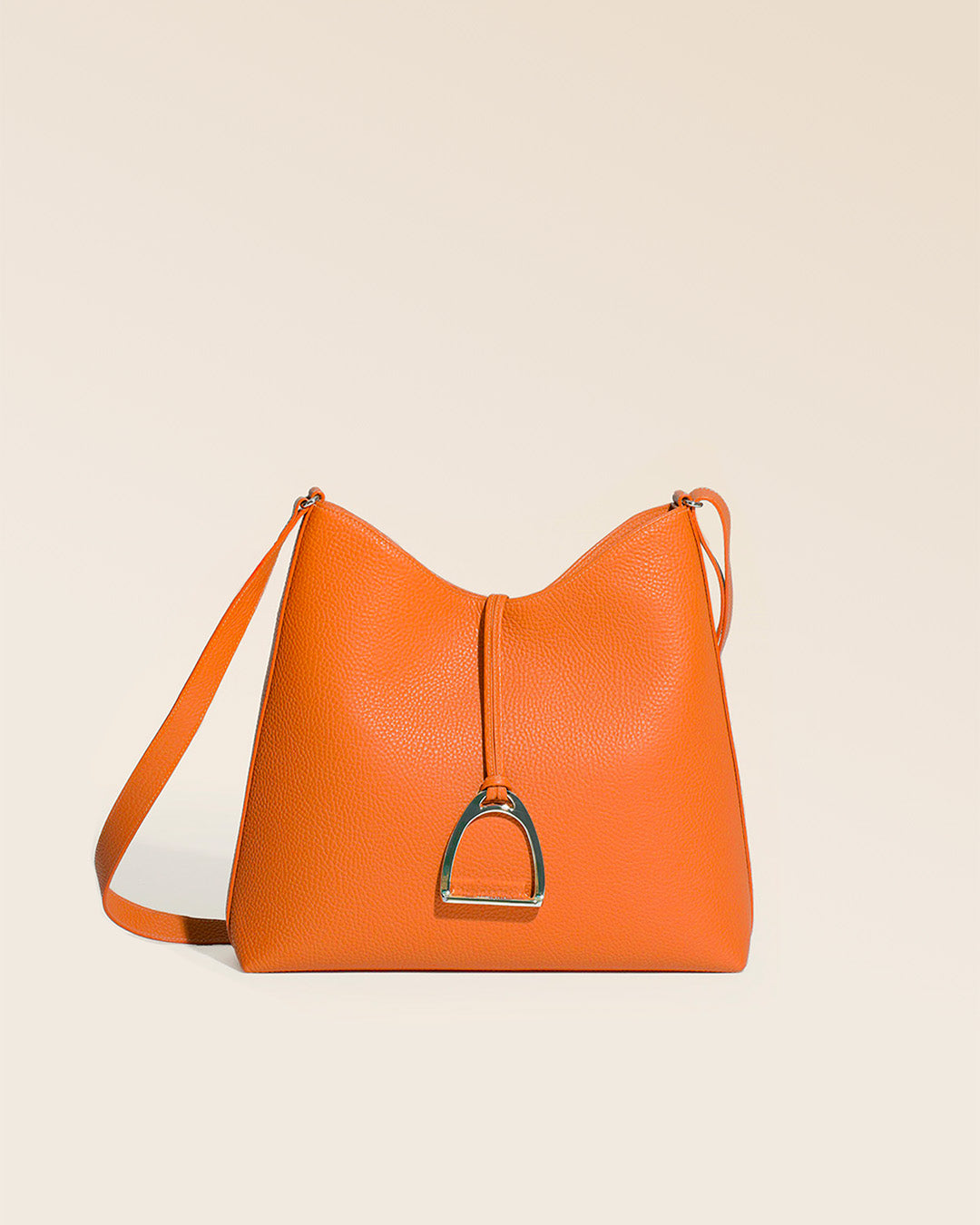 Notre sac Cob Renouard grand modèle en cuir façon vigogne orange vu de face en studio.