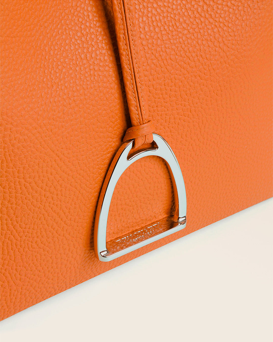 Notre sac Cob Renouard grand modèle en cuir façon vigogne orange vu de près en studio.