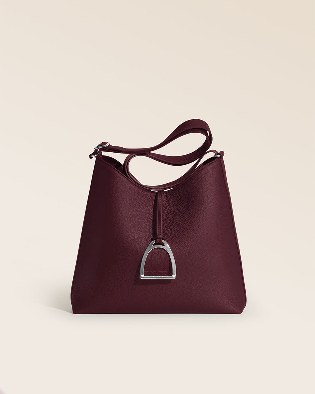 Notre sac Cob Renouard en grand modèle, cuir façon vigogne bordeaux, vu de face en studio.