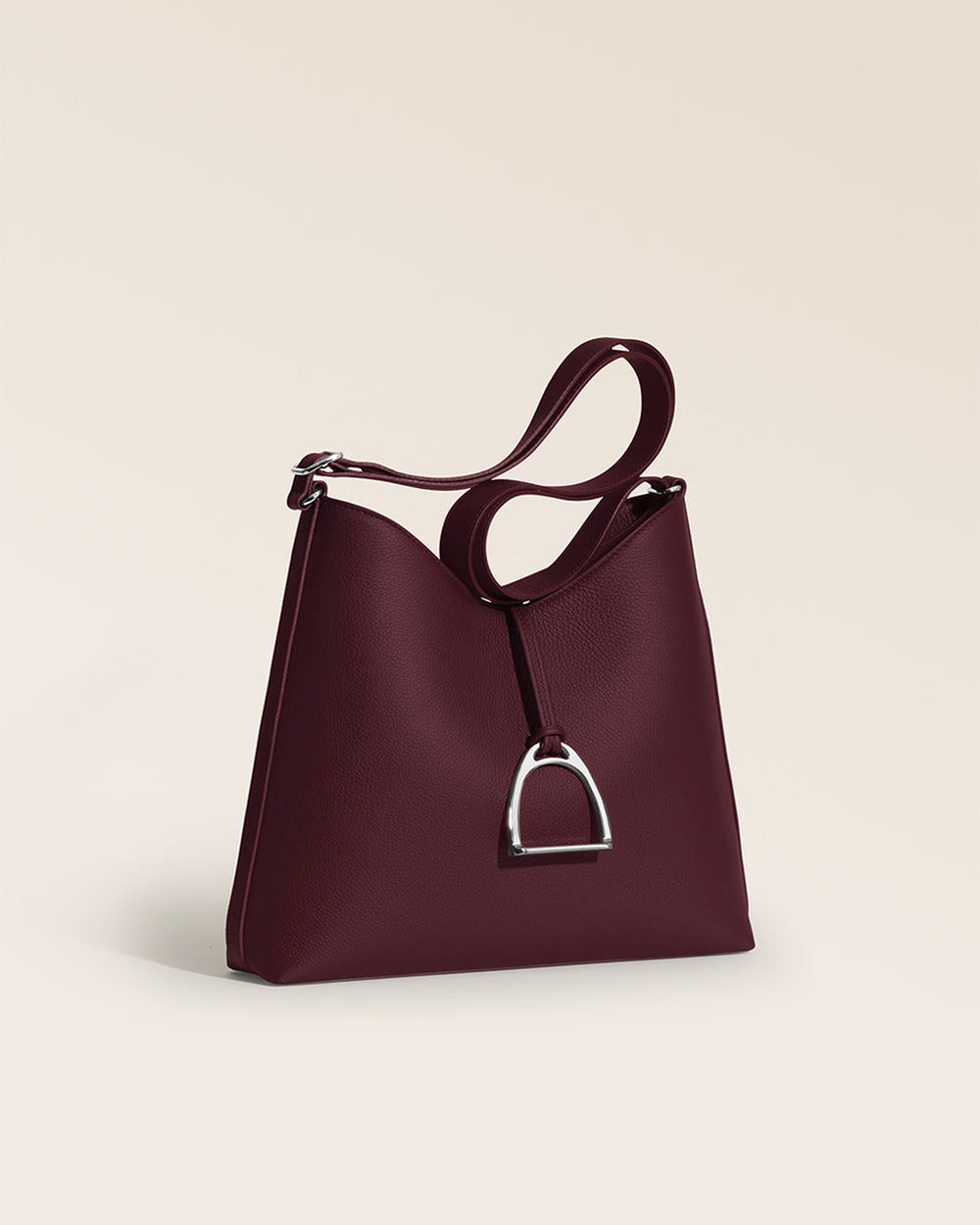 Notre sac Cob Renouard en grand modèle, cuir façon vigogne bordeaux, vu de quart en studio.