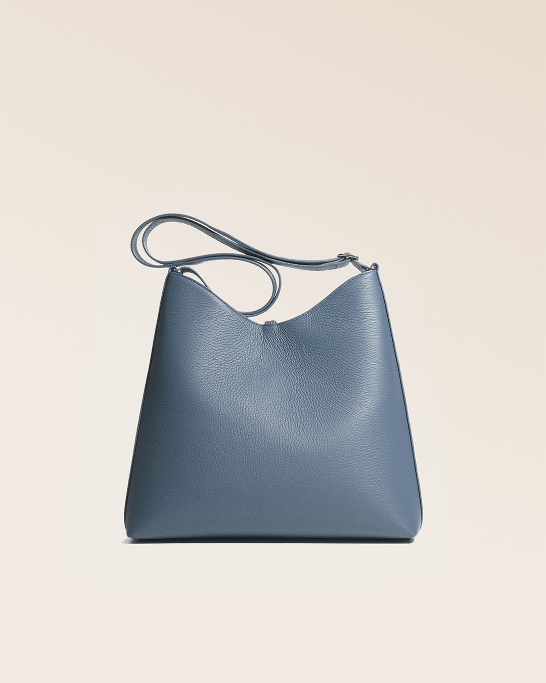 Our large Cob Renouard bag, in cobalt-blue vicuña-style leather with leather shoulder strap, seen from behind in the studio.