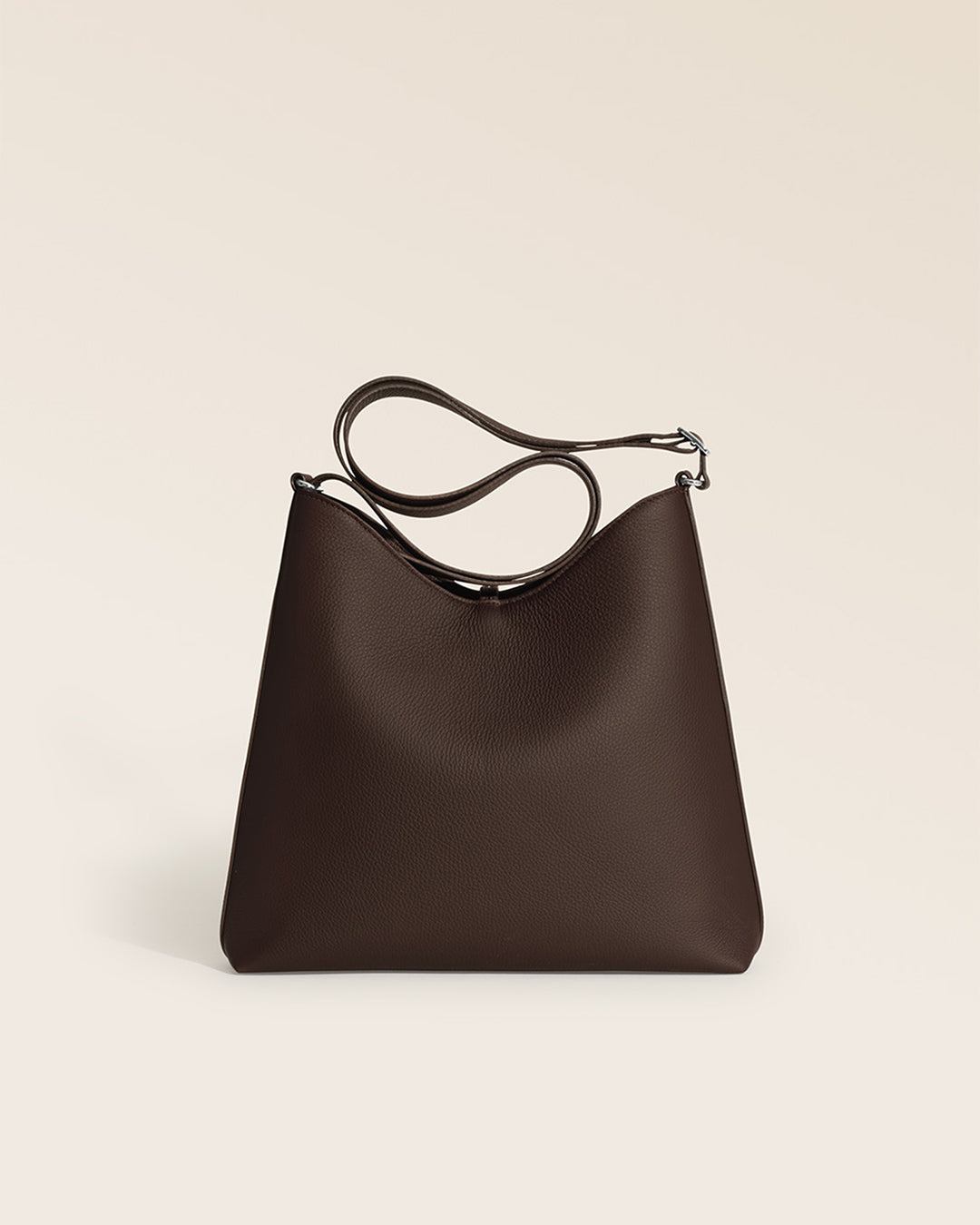 Notre sac Cob Renouard dans sa version grand modèle, en cuir façon vigogne chocolat, vu de dos en studio. 