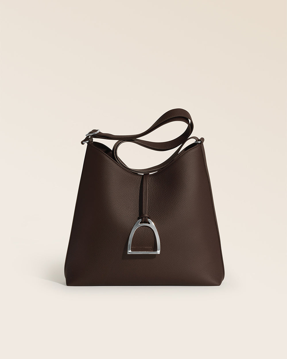 Notre sac Cob Renouard dans sa version grand modèle, en cuir façon vigogne chocolat, vu de face en studio. 