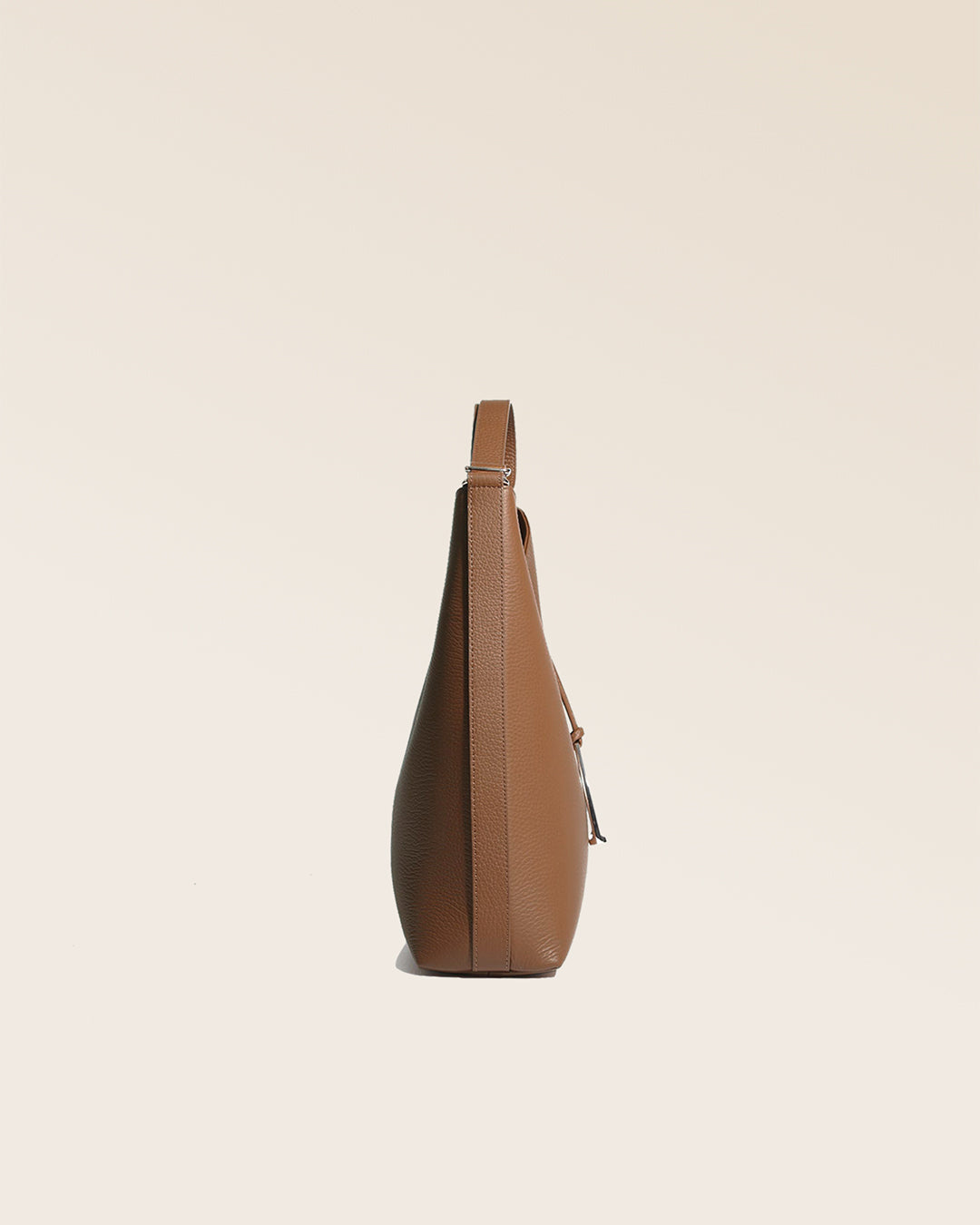Our large Cob Renouard bag, in fawn-colored vicuña leather, seen from the side in the studio.