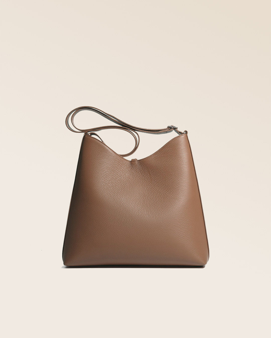 Our large Cob Renouard bag, in fawn-colored vicuña leather, seen from the back in the studio.