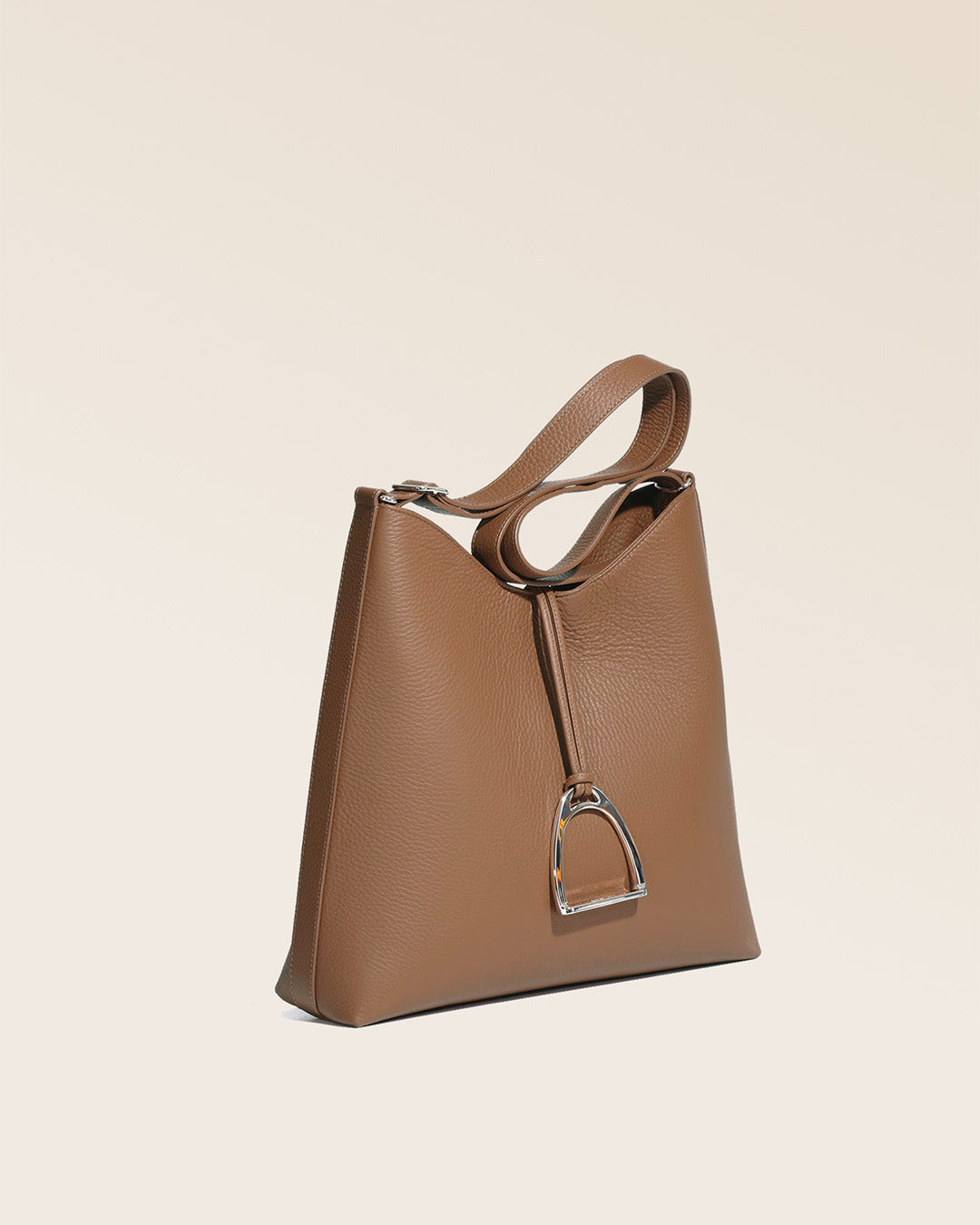 The large version of our Cob Renouard bag, in fawn-colored vicuña leather, seen from the quarter in the studio.