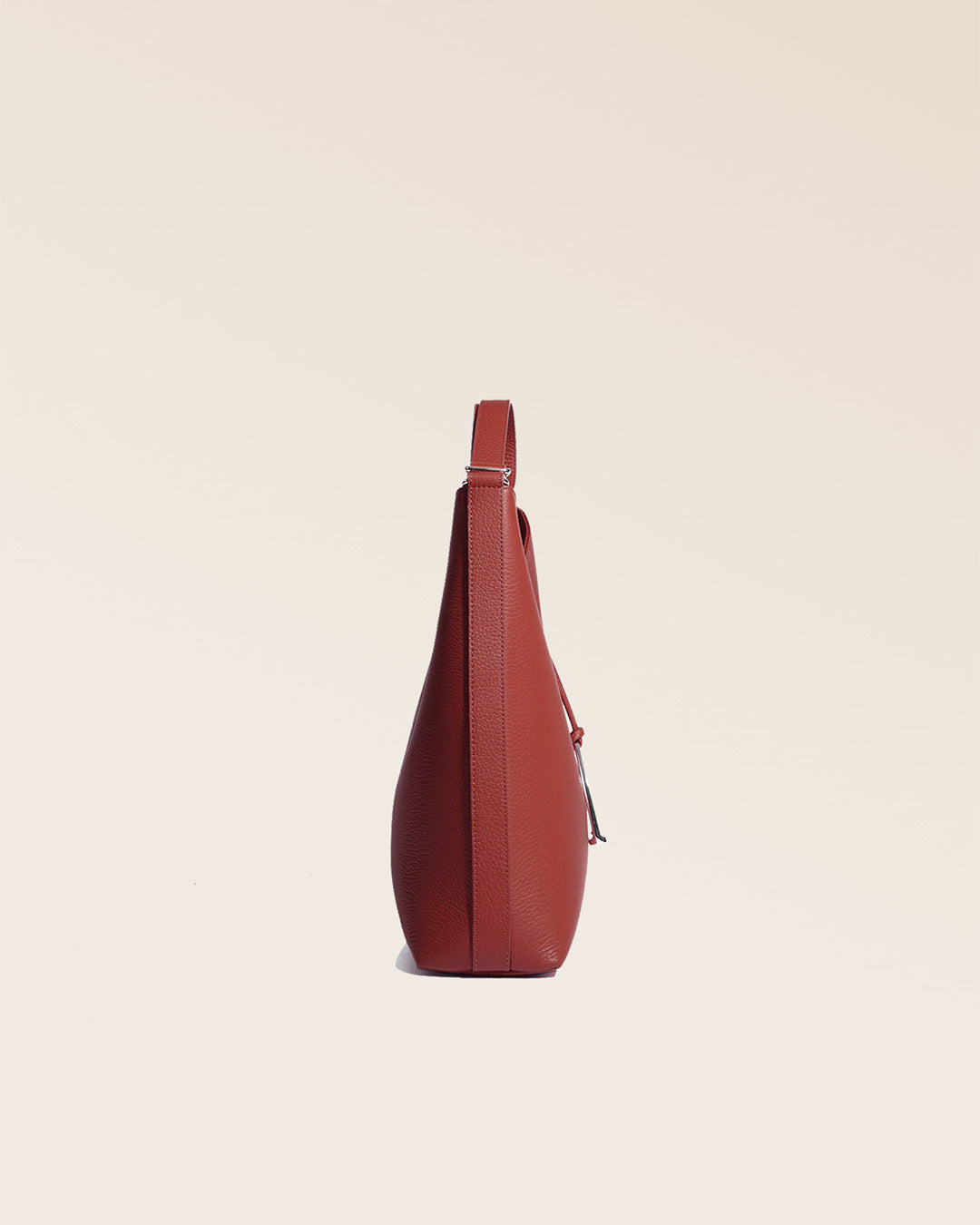 Our large Cob Renouard bag, in terracotta vicuña-style leather, seen from the side in the studio.