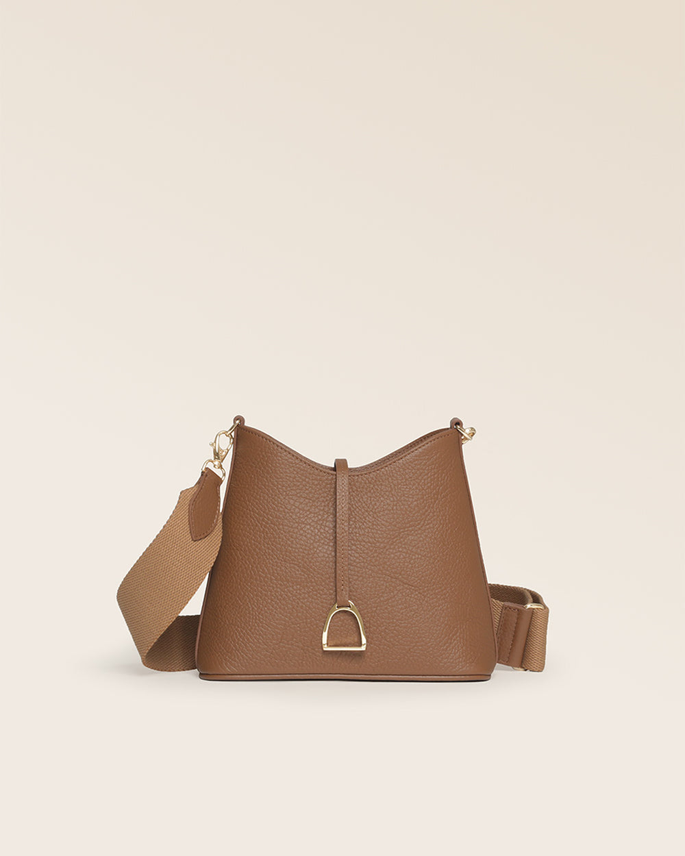 Notre sac Cob Renouard dans sa version Mini modèle, cuir façon vigogne fauve et bandoulière coton ; vu de face en studio.