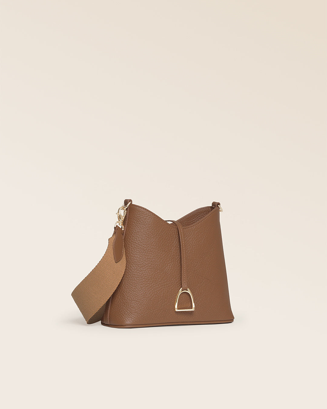 Notre sac Cob Renouard dans sa version Mini modèle, cuir façon vigogne fauve et bandoulière coton ; vu de face en studio.