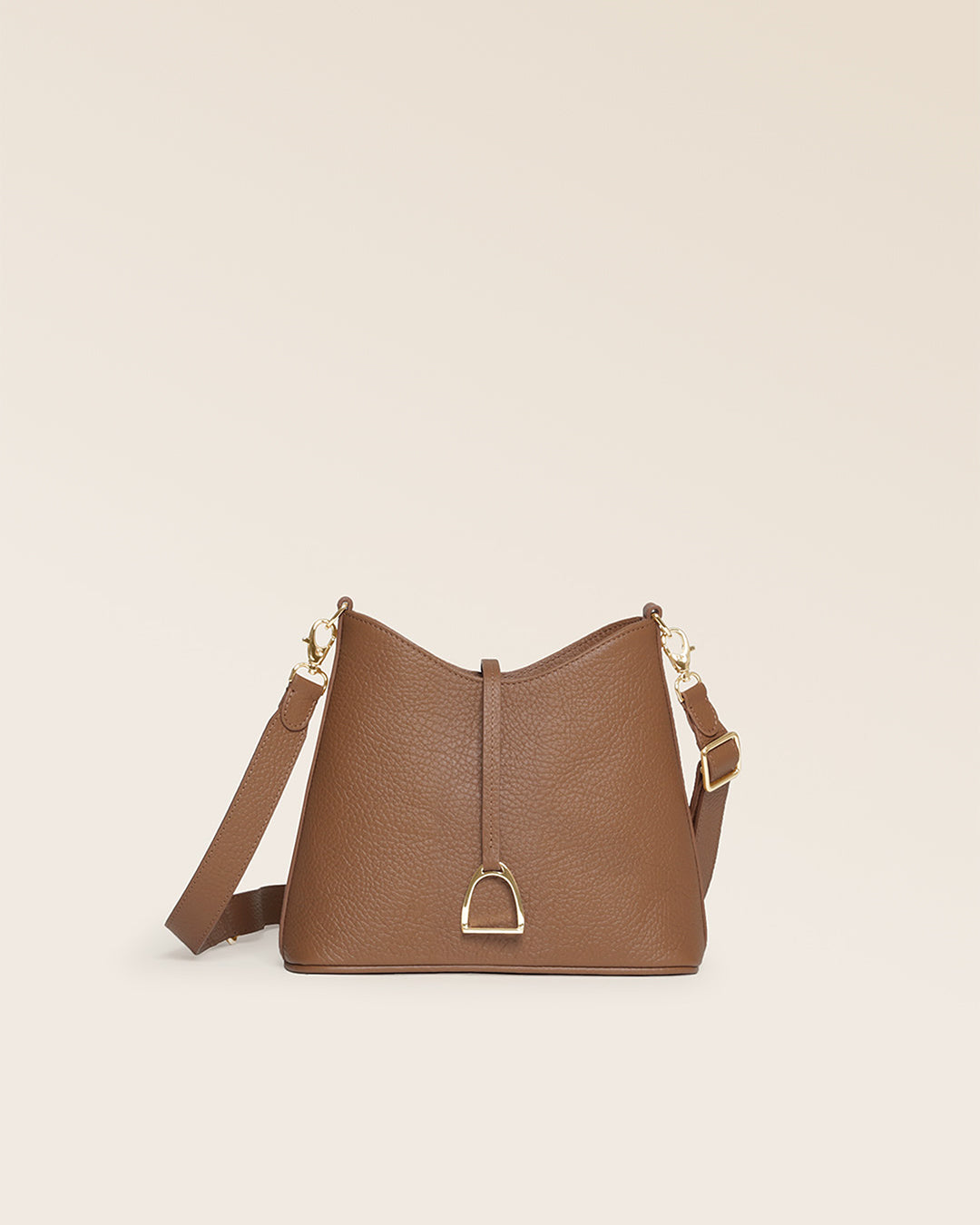 Notre sac Cob Renouard dans sa version Mini modèle, cuir façon vigogne fauve et bandoulière cuir ; vu de face en studio.