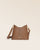 Notre sac Cob Renouard dans sa version Mini modèle, cuir façon vigogne fauve et bandoulière cuir ; vu de face en studio.
