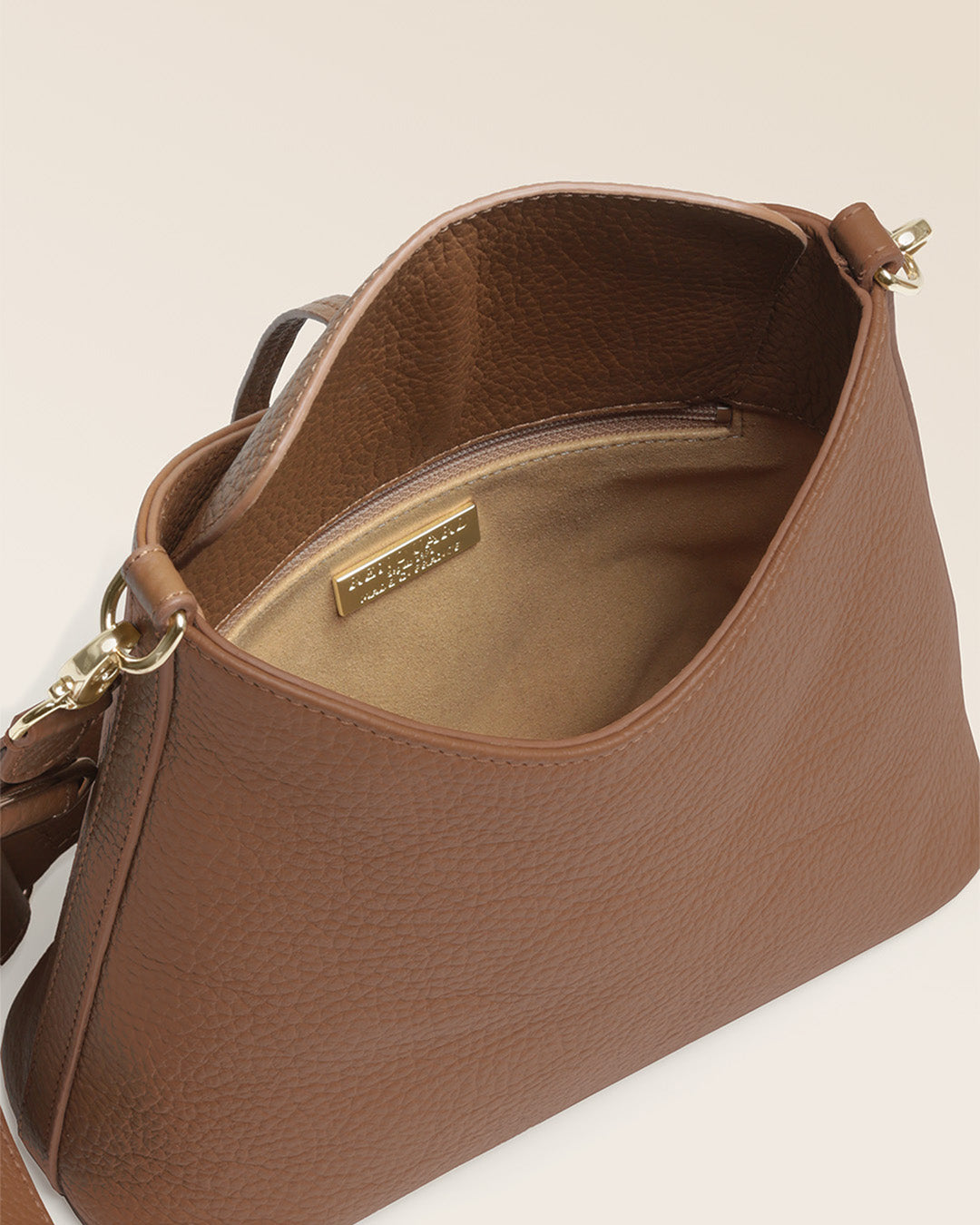 Notre sac Cob Renouard dans sa version Mini modèle, cuir façon vigogne et bandoulière cuir ; vu ouvert en studio.