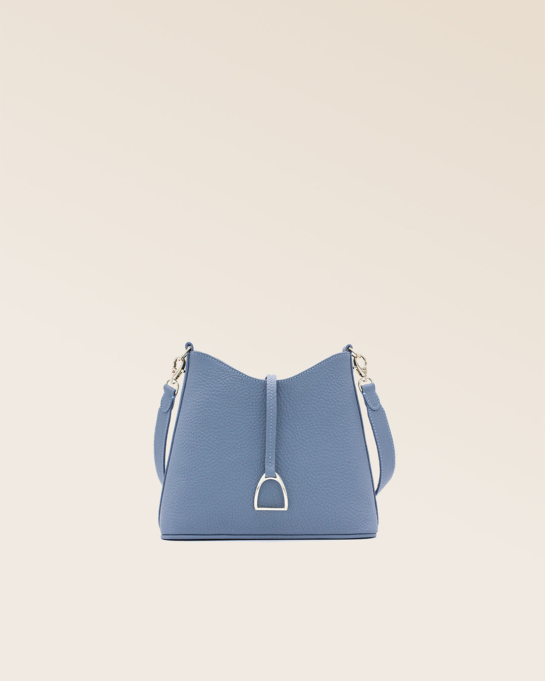 Notre sac Mini Cob en cuir façon vigogne bleu cobalt et bandoulière cuir, vu de face en studio.