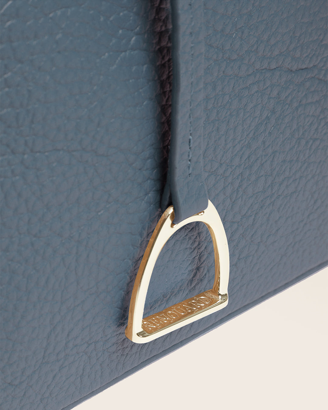 Notre sac Cob Renouard dans sa version Mini modèle, en cuir façon vigogne bleu cobalt et bandoulière cuir ; vu de près en studio.
