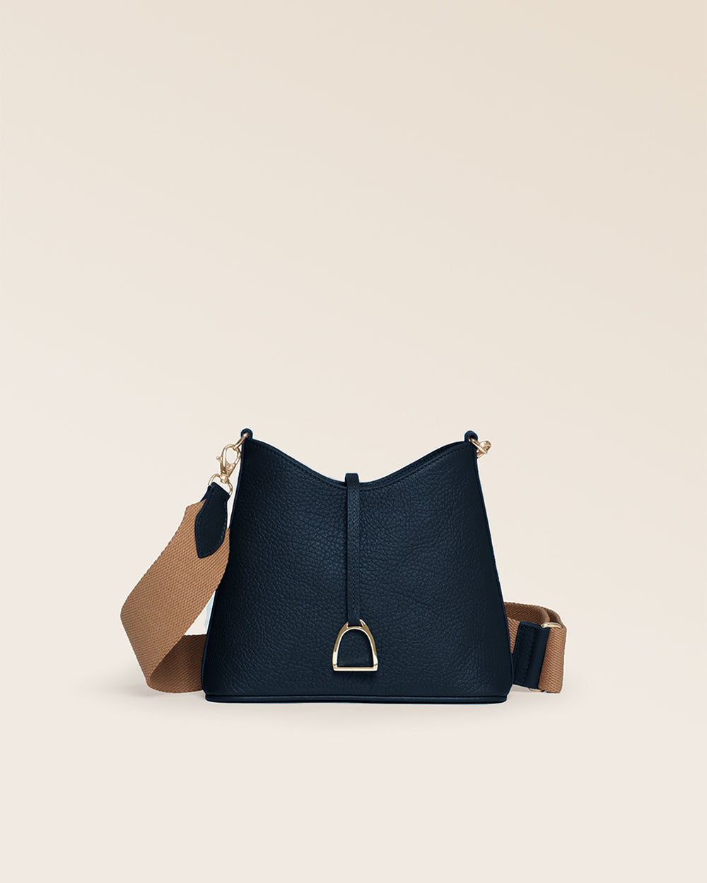 Notre sac Cob Renouard dans sa version Mini modèle, cuir façon vigogne bleu marine et bandoulière coton ; vu de face en studio.