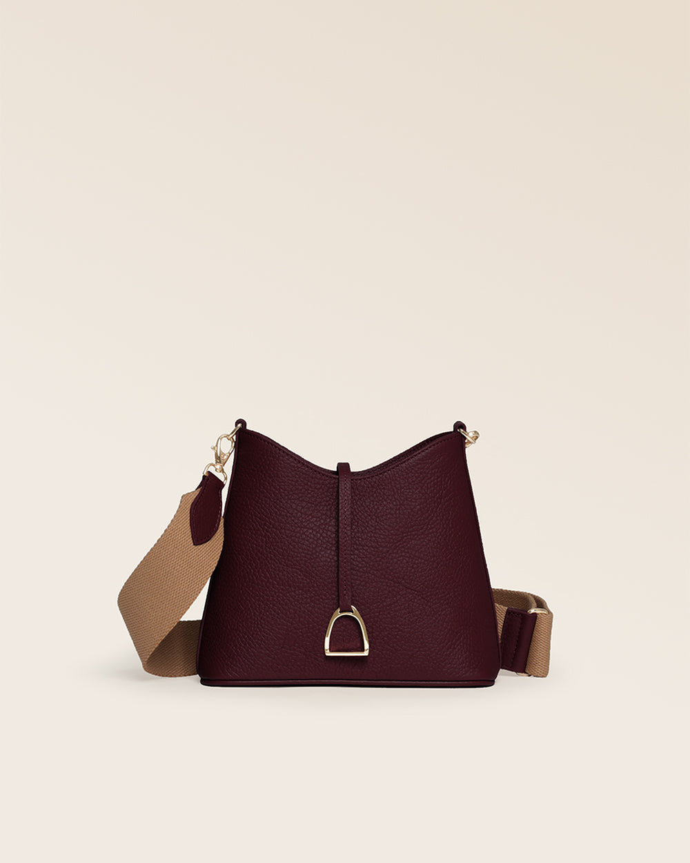 Notre sac Cob Renouard dans sa version Mini modèle, cuir façon vigogne bordeaux et bandoulière coton ; vu de face en studio.