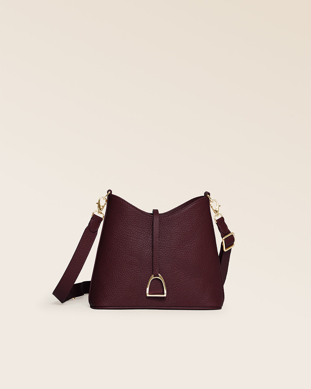 Notre sac Cob Renouard dans sa version Mini modèle, cuir façon vigogne bordeaux et bandoulière cuir ; vu de face en studio.