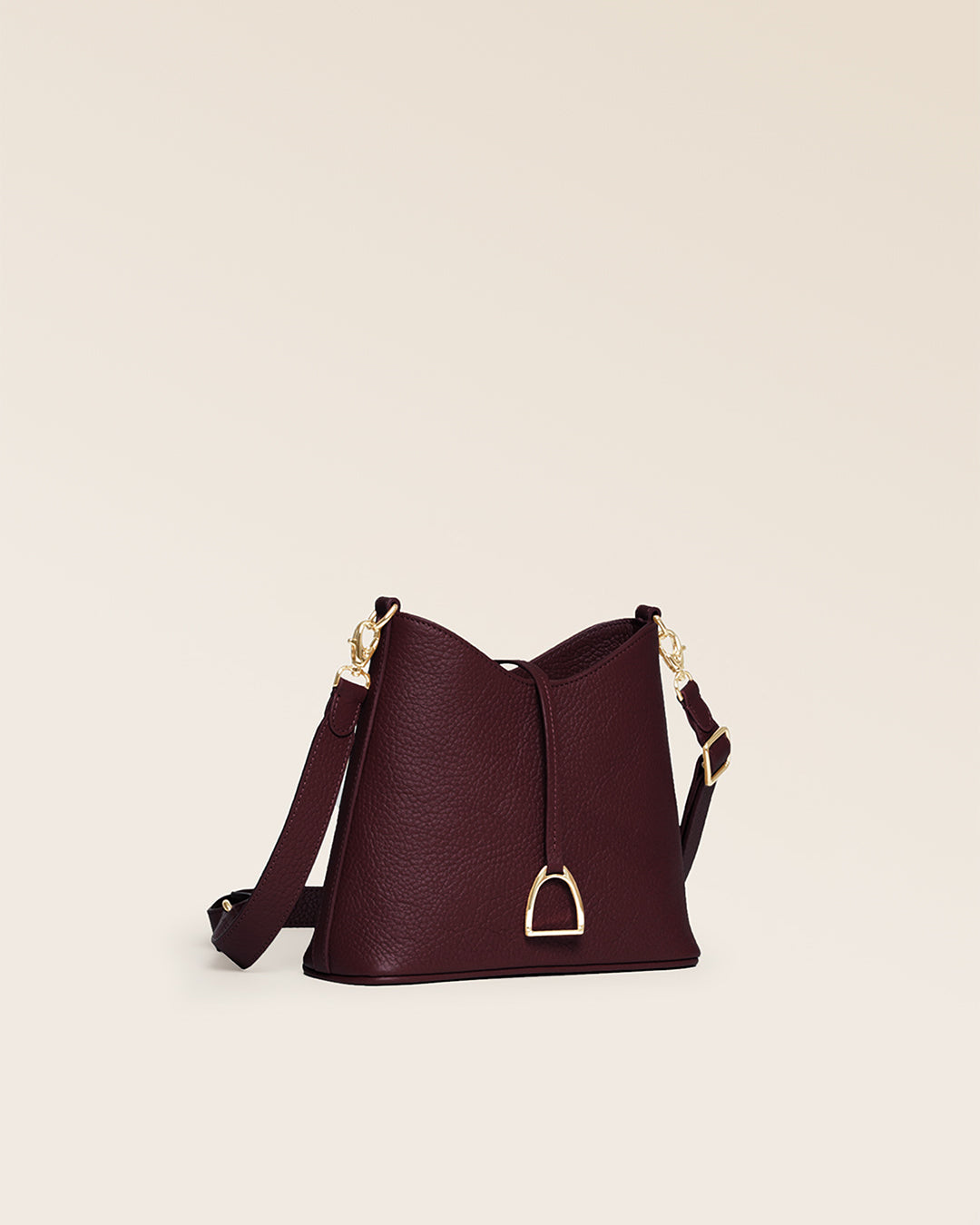 Notre sac Cob Renouard dans sa version Mini modèle, cuir façon vigogne bordeaux et bandoulière cuir ; vu de quart en studio.
