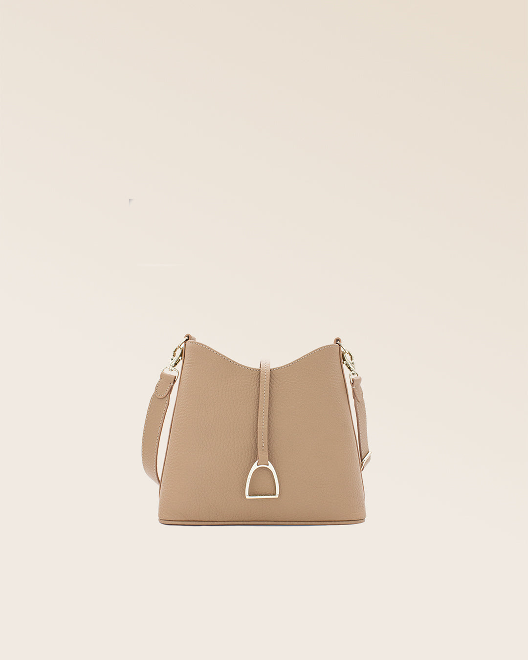 Notre sac Mini Cob en cuir façon vigogne cappuccino vu de face en studio.