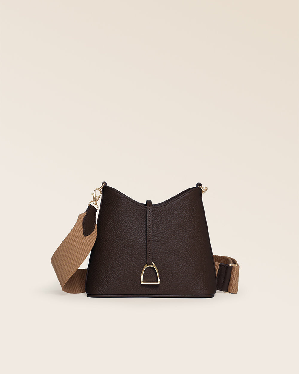 Notre sac Cob Renouard dans sa version Mini modèle, cuir façon vigogne chocolat et bandoulière coton ; vu de face en studio.