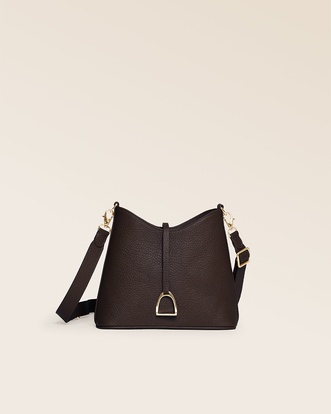 Notre sac Cob Renouard dans sa version Mini modèle, cuir façon vigogne chocolat et bandoulière cuir ; vu de face en studio.