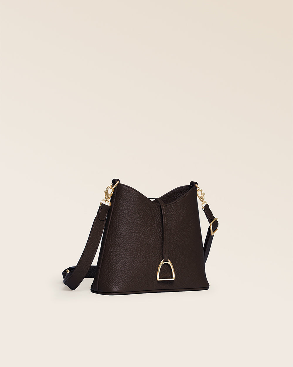 Notre sac Cob Renouard dans sa version Mini modèle, cuir façon vigogne chocolat et bandoulière cuir ; vu de quart en studio.
