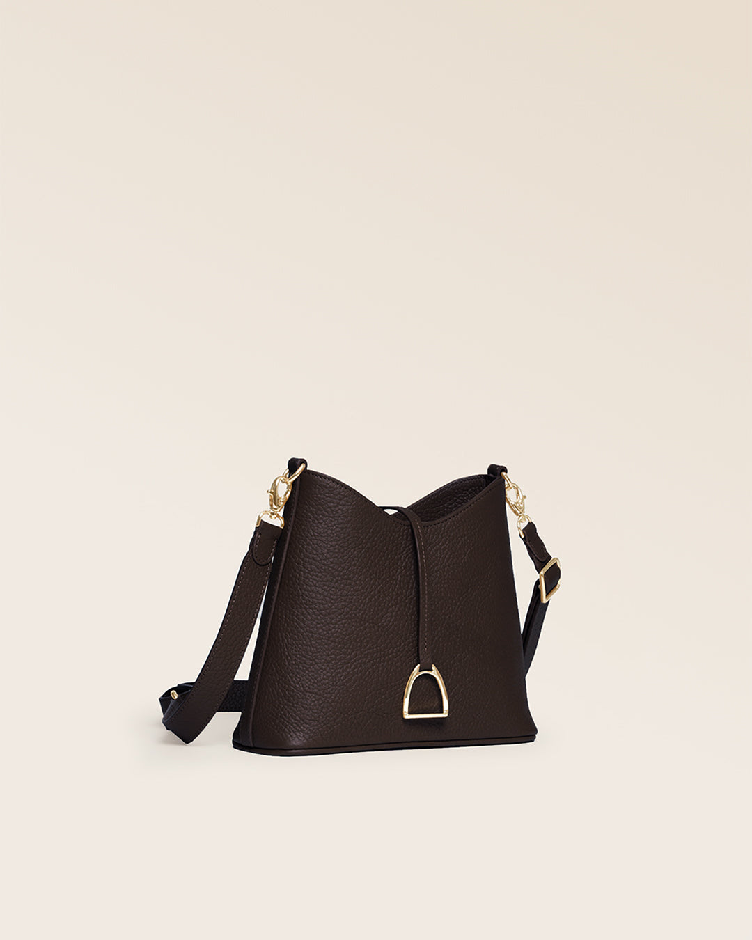 Notre sac Cob Renouard dans sa version Mini modèle, cuir façon vigogne chocolat et bandoulière cuir ; vu de quart en studio.