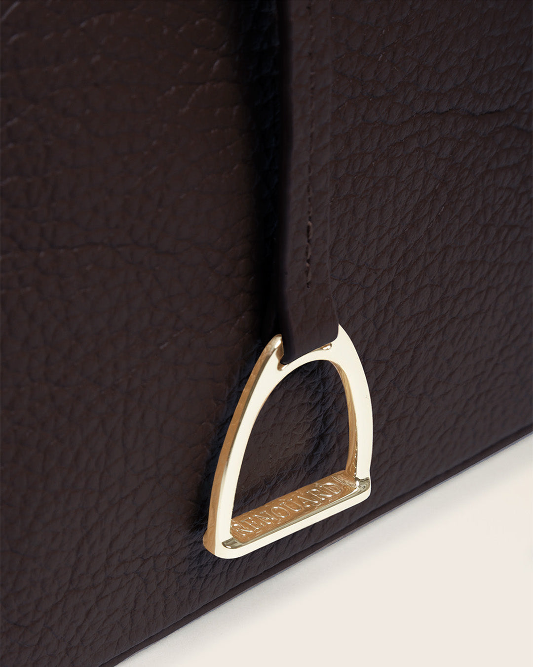 Notre sac Cob Renouard dans sa version Mini modèle, cuir façon vigogne chocolat et bandoulière cuir ; vu de près en studio.